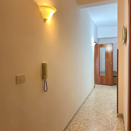With 2 Bedrooms In Apartment *