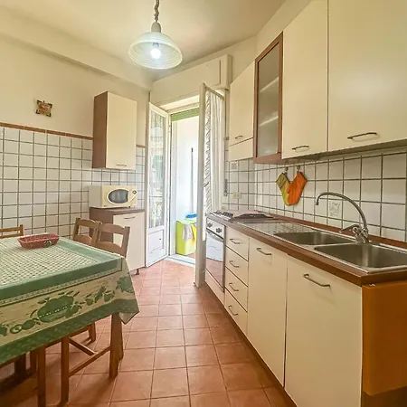 With 2 Bedrooms In Apartment *